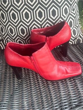 Bruno Valenti Red Leather Mid-Heel Zip Ankle Booties size 8.5